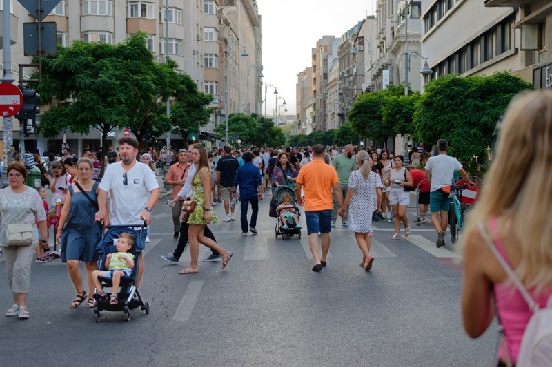 Lots of people walking